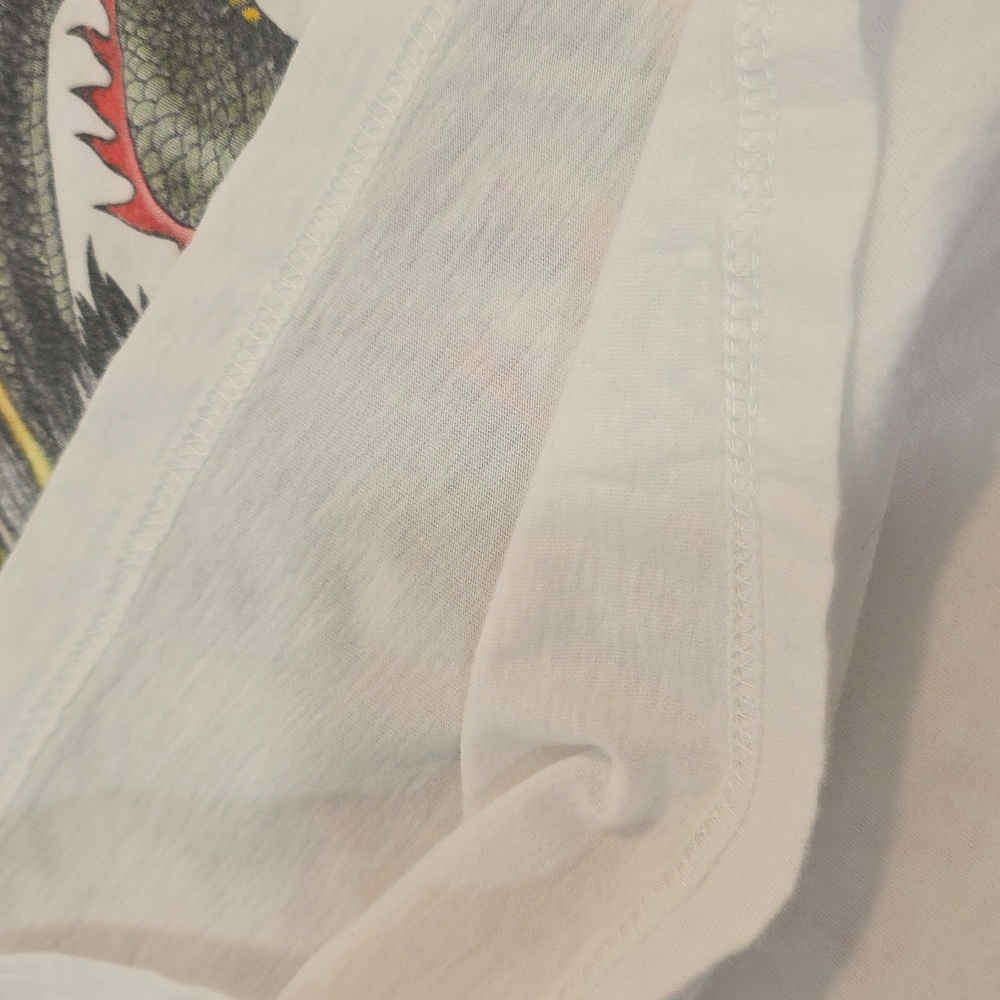 Vintage Hong Kong dragon graphic T-shirt.  - Picture 6 of 7
